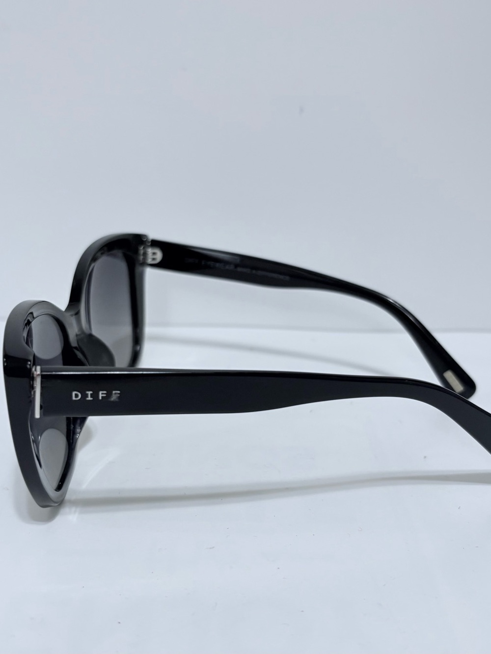 Diff Eyewear Polarized Black Cat-Eye Sunglasses - Picture 3 of 9